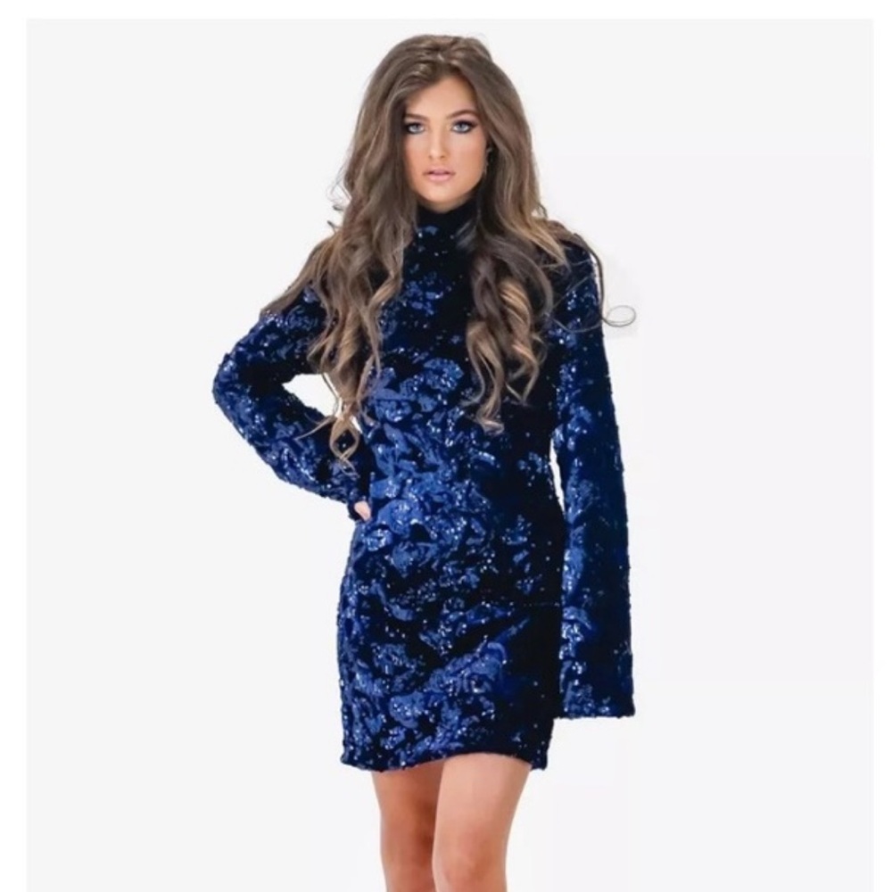 Alexis Midnight Blue Velvet Long Sleeve Rhapsody Dress
Size Medium